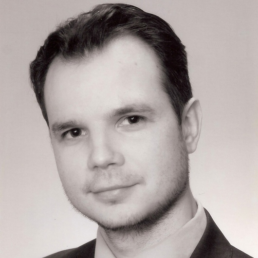marek-januszkiewicz-specjalista-ds-business-intelligence-czerwona